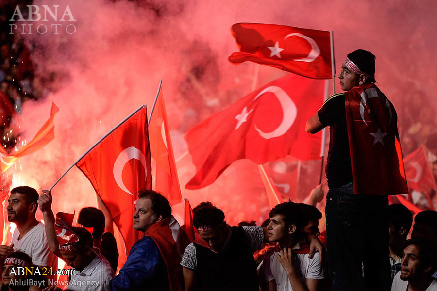 تقرير مصور / انصار اردوغان يتجمعون في شوارع اسطنبول ويعلنون ولائهم للرئيس التركي