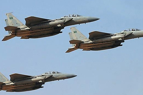 サウジアラビアの戦闘機が、イエメンの食糧輸送トラックを攻撃