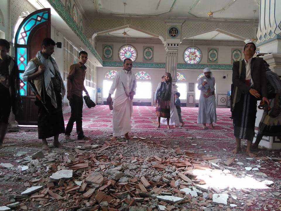 مرتزقة العدوان السعودي يستهدفون صلاة الجمعة بتعز