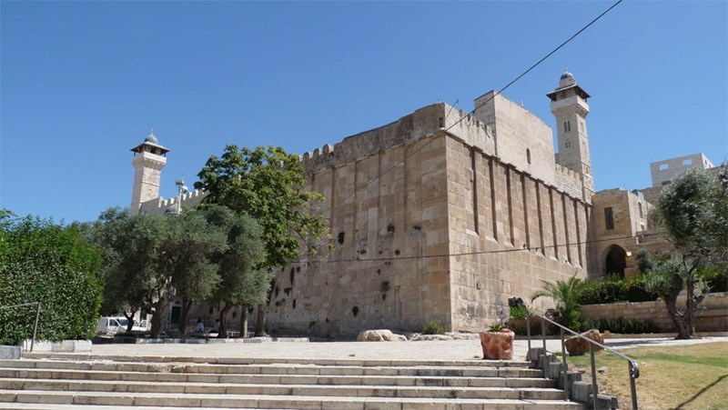  Israeli settlers defile Ibrahimi Mosque in West Bank