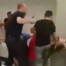 فيديو / مقطع جديد لاجهزة السلطات التركية تعتدي بالضرب على جنود شاركوا في الانقلاب