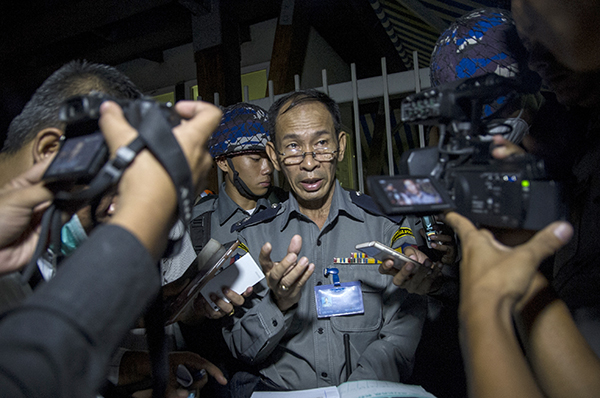 အေမရိကန္သံ႐ုံး၀င္းအတြင္း ေလ့က်င့္ေရးျပဳလုပ္စဥ္ မ်က္ရည္ယိုဗုံးေပါက္ကြဲ