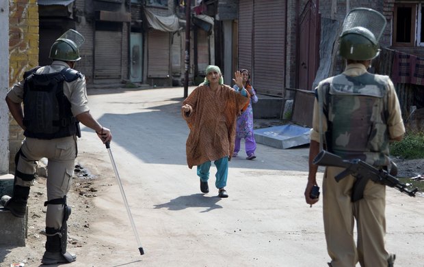 کشمیر میں 19ویں روز بھی کشیدگی برقرار/ سرینگر سے کرفیو اٹھا لیا گيا ہے جبکہ موبائل انٹر نیٹ سروس بھی بحال کردی گئی
