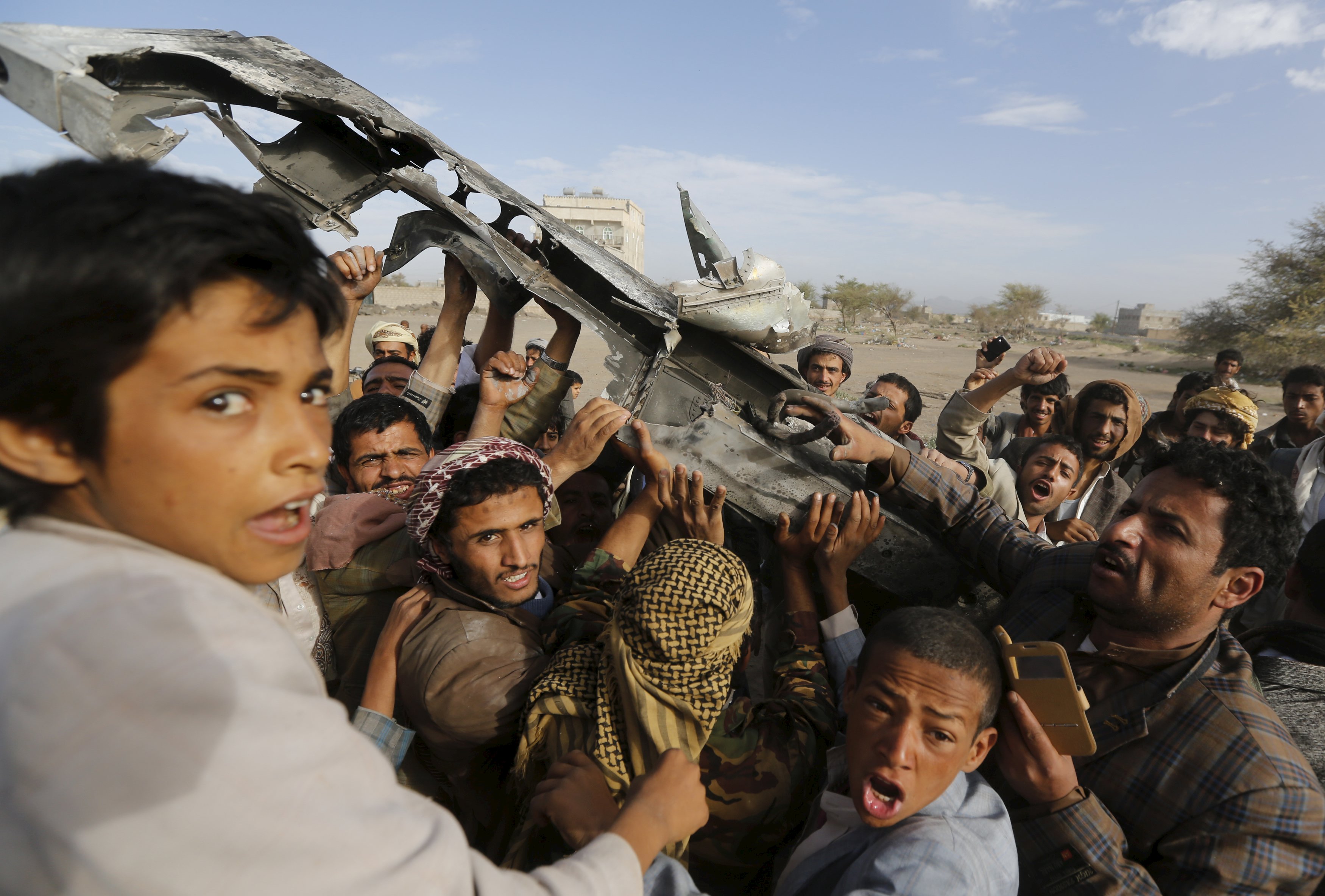 دفاعات الجيش اليمني تسقط اباتشي للعداون بين الجوف ومأرب