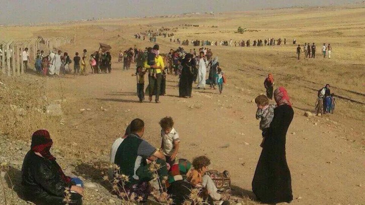فيديو / هروب عوائل موصلية في الظلام من بطش داعش التكفيري