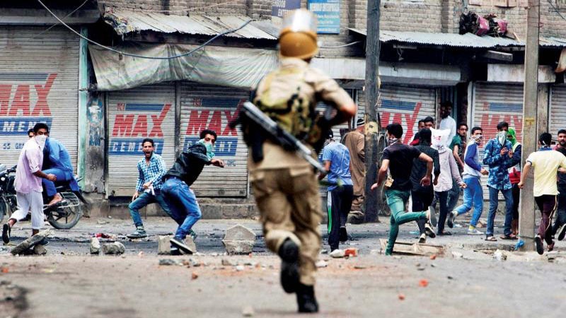 کشمیر میں مرنے والوں کی تعداد ساٹھ سے زیادہ