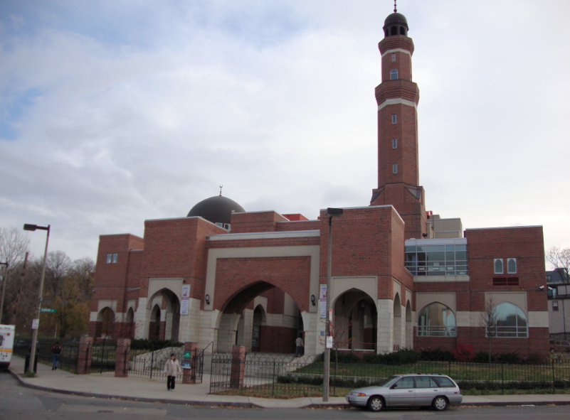 US man charged with threatening to burn mosque