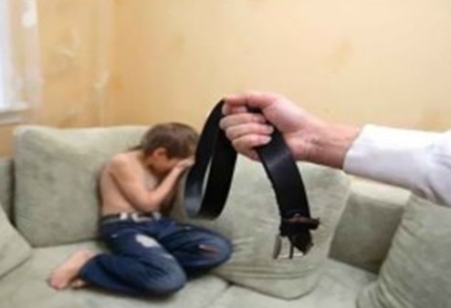 فيديو/ أب سعودي يربط ابنه بالسلاسل ويقوم بضربه!