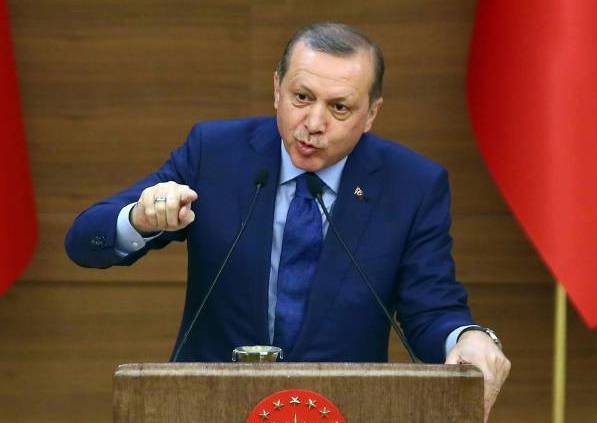 فيديو / تركيا تعتقل ثلاثة جنود يشتبه في قيامهم بمحاولة اغتيال اردوغان