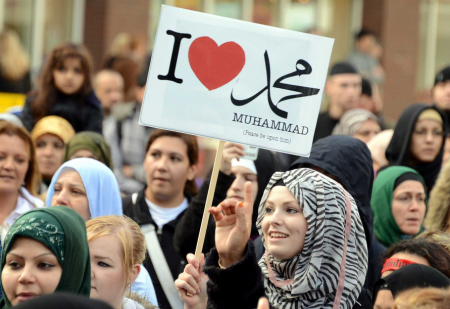 دعوة المسلمين في فرنسا للتوجه إلى الكنائس الأحد