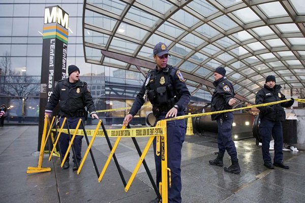 الناس يتركون محطة قطارات رئيسية في واشنطن مذعورين لتهديد بوجود قنبلة