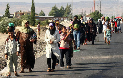 خروج عشرات المدنيين من حلب ومسلحون يسلمون أنفسهم