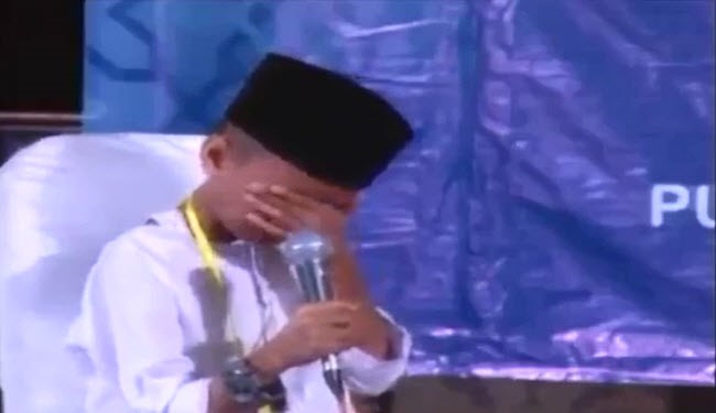 فيديو/ دموع طفل عند تلاوة آية تتحدث عن "الموت"!