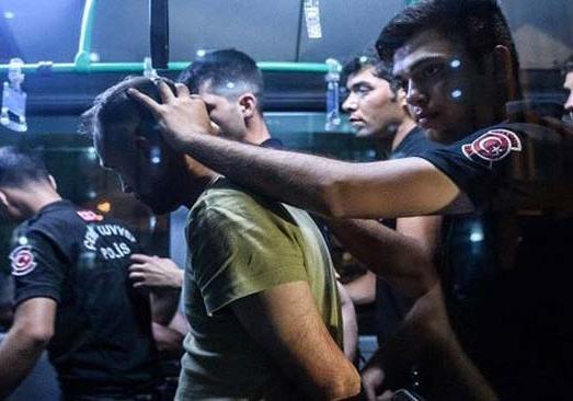 اردوغان يعلن إغلاق جميع الكليات العسكرية في تركيا
