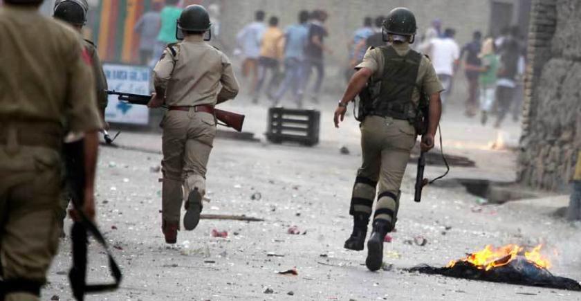 ہندوستان کے زیر انتظام کشمیر میں فوج کی ایک گاڑی دھماکے سے تباہ