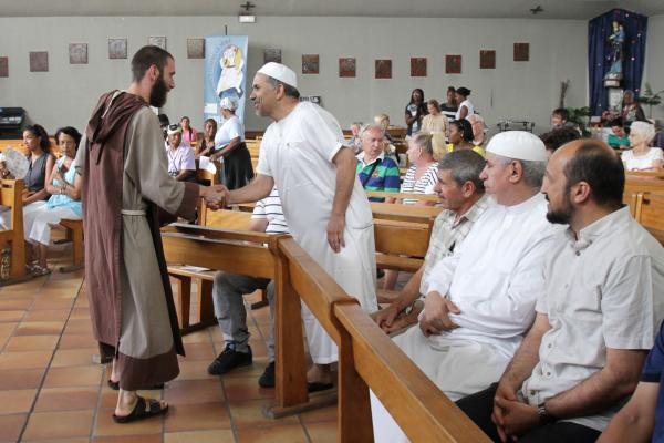 Мусульмане держат траур по погибшему священику