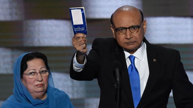“Tú No has Sacrificado Nada”: las Duras Palabras contra Donald Trump del Padre de un Soldado Musulmán de EEUU Muerto en Combate