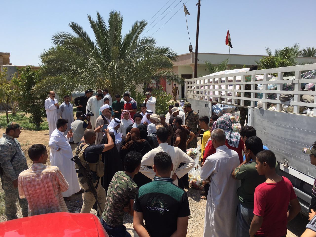 تقرير مصور / خلية الاغاثة التابعة للمرجعية تقدم مساعدات انسانية لنازحي الشرقاط