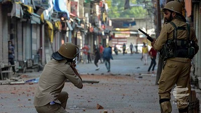 کشمیر میں حالات بدستور کشیدہ، کئی علاقوں میں پرتشدد مظاہرے