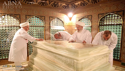 Ayetullah Mekarim Şirazi ve Cafer Subhani İmam Rıza’nın Mezarında / Foto