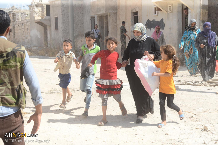 تقرير مصور / هروب نساء واطفال من مناطق يسيطر عليها ارهابيون مسلحون في حلب