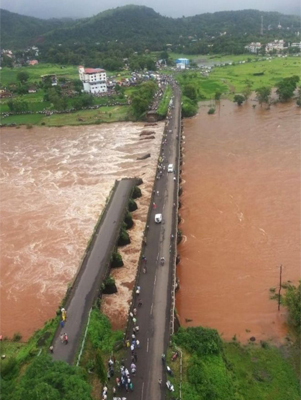 တံတားက်ိဳးၿပီး ဘတ္စ္ကား ေရနစ္ခဲ့ရာမွ ေသဆံုးသူမ်ား၏ အေလာင္းမ်ားကို အိႏၵိယ ရွာေဖြေန