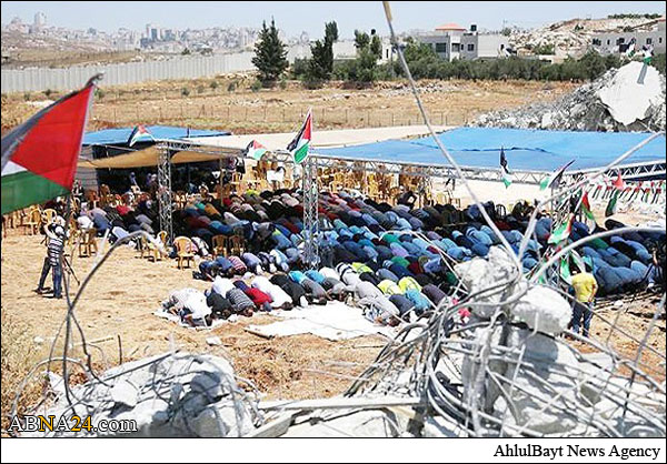 فلسطينيون يؤدون الصلاة على أنقاض منازلهم في قلنديا + (صور)