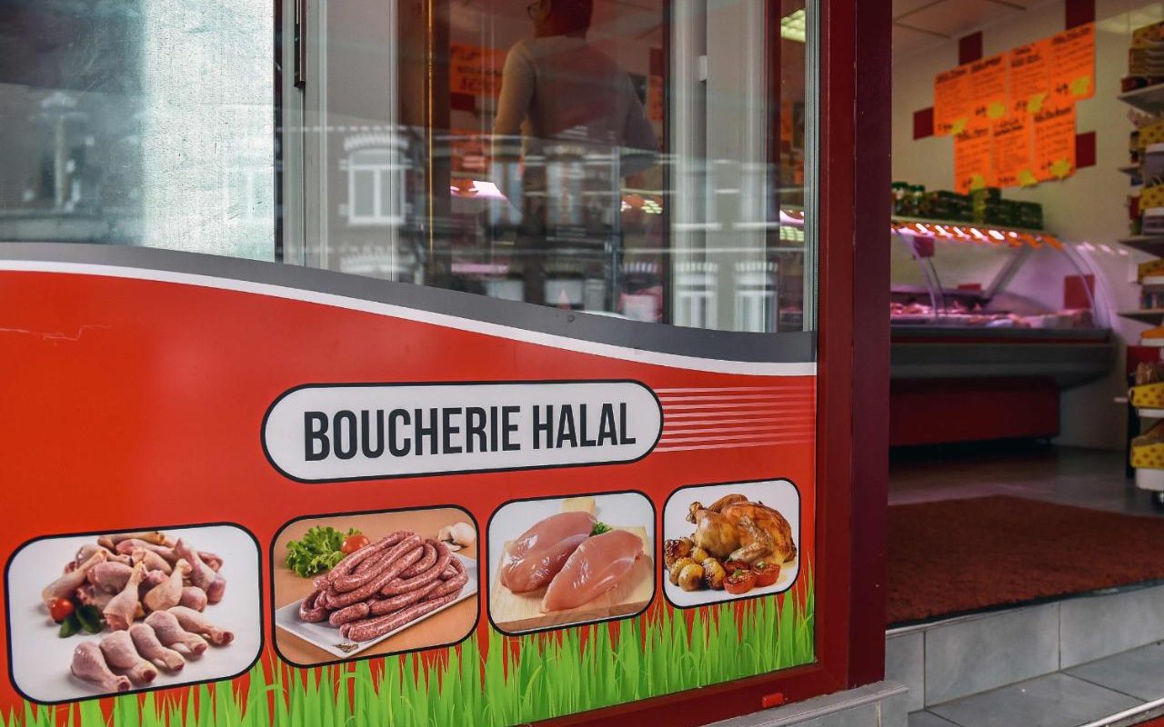 Autoridades Francesas Obligan al Propietario de un Supermercado Halal a Vender ‘Alcohol y Cerdo’ 