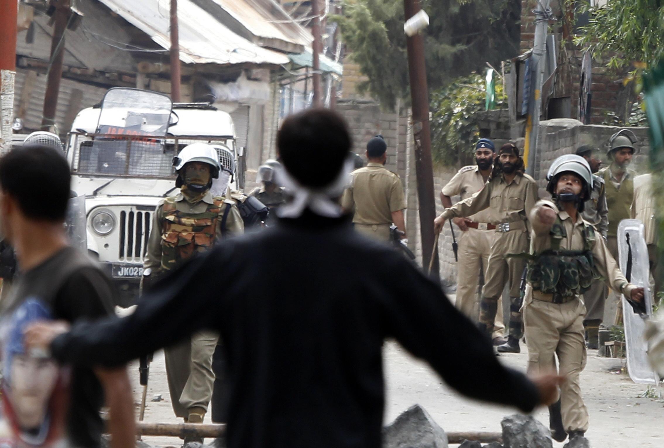 Two Indian border guards, fighter killed in Kashmir