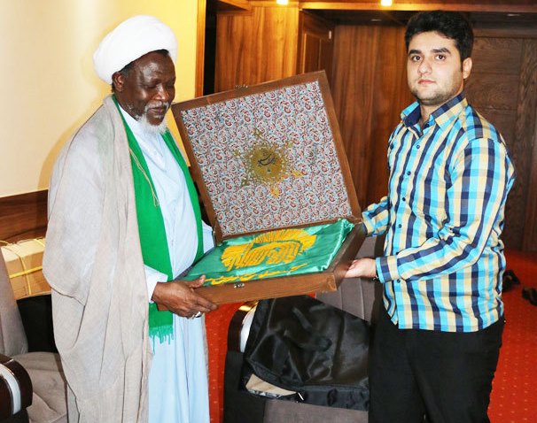 Imam Reza flag presented to Sheikh Zakzaky in prison