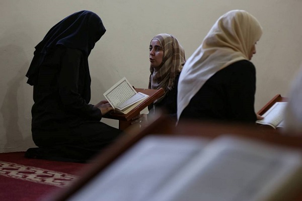 Visually-impaired Palestinian woman memorizes entire Quran by heart / Pics