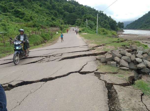 ကေလး- ကေလး၀ၿမိဳ႕ ဆက္သြယ္ရာလမ္းပိုင္း ေျမမ်ားအက္ကြဲျပတ္ေရြ႕မႈ ျဖစ္ေန