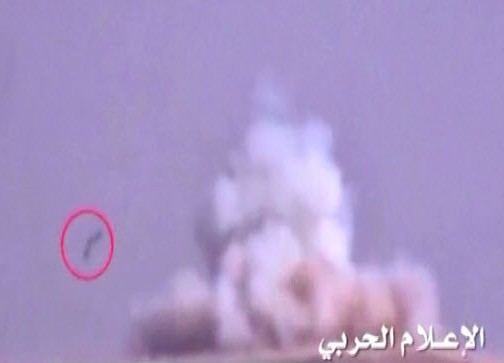 جندي سعودي يطير في الهواء من شدة انفجار صاروخ يمني + (فيديو)