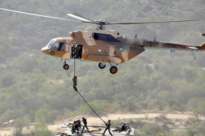 طالبان تفرج عن طاقم مروحية باكستانية