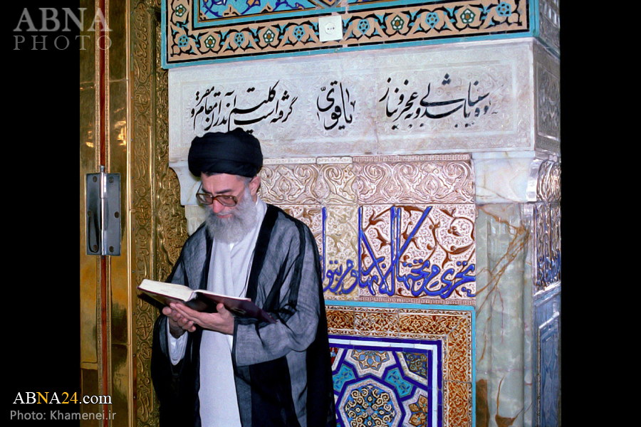 Unseen photo of Imam Khamenei in Holy Shrine of Imam Reza