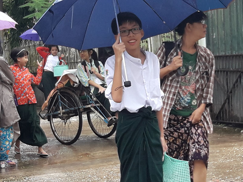  ၿမိဳ႕ေပၚ ရပ္ကြက္မ်ားအတြင္း ေရ၀င္ေရာက္ေနသည့္အတြက္ ပုသိမ္ရိွေက်ာင္းမ်ား အားလံုးပိတ္