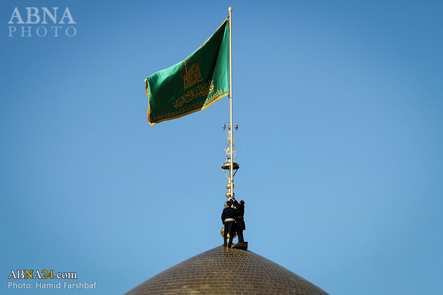 تقرير مصور / مراسم استبدال راية قبة الامام الرضا (ع) في مشهد المقدسة