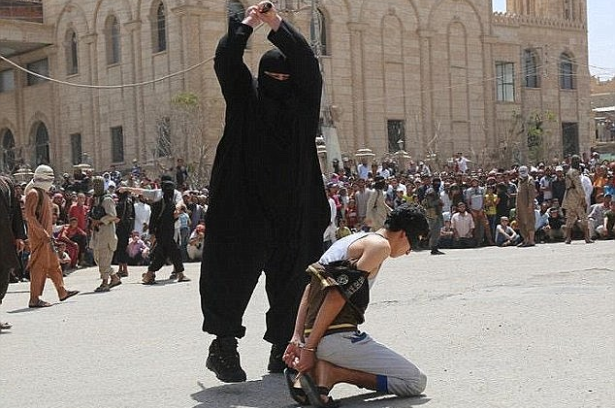 بهذا السيف ارتكبت "داعش" جرائمها ضد اهالي الخالدية! + (صورة)