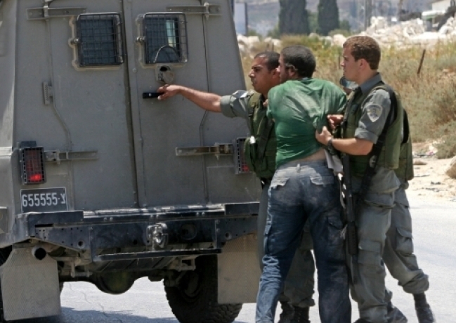  قوات الاحتلال قتلت فلسطينيا واصابت 50 آخرين بعد حاصرت مخيم الفوار