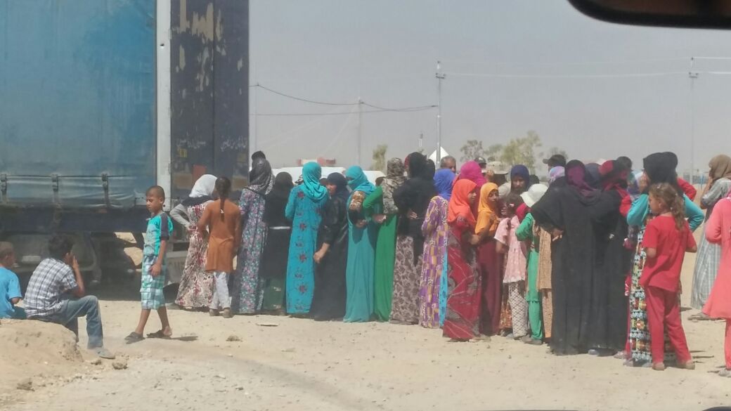 تقرير مصور / 7500 عائلة نازحة تستلم مساعدات انسانية قدمتها خلية اغاثة المرجع السيستاني