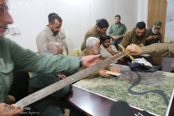 داعشی عناصر کس تلوار سے مسلمانوں کے سر قلم کرتے ہیں؟+ تصویریں