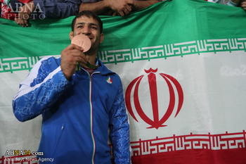 Pegulat Iran Persembahkan Medalinya untuk Syuhada 