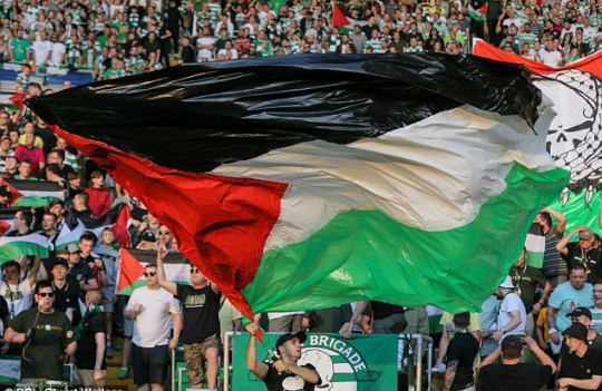 “Hinchas del Celtic FC de Escocia Muestran Banderas Palestinas en un Partido Contra un Equipo Israelí” 