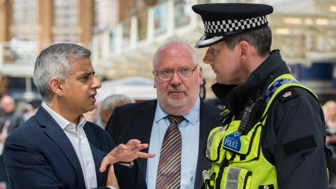 “El Alcalde Musulmán de Londres Destinará Dinero para Crear una Policía Contra los Delitos de Odio” 