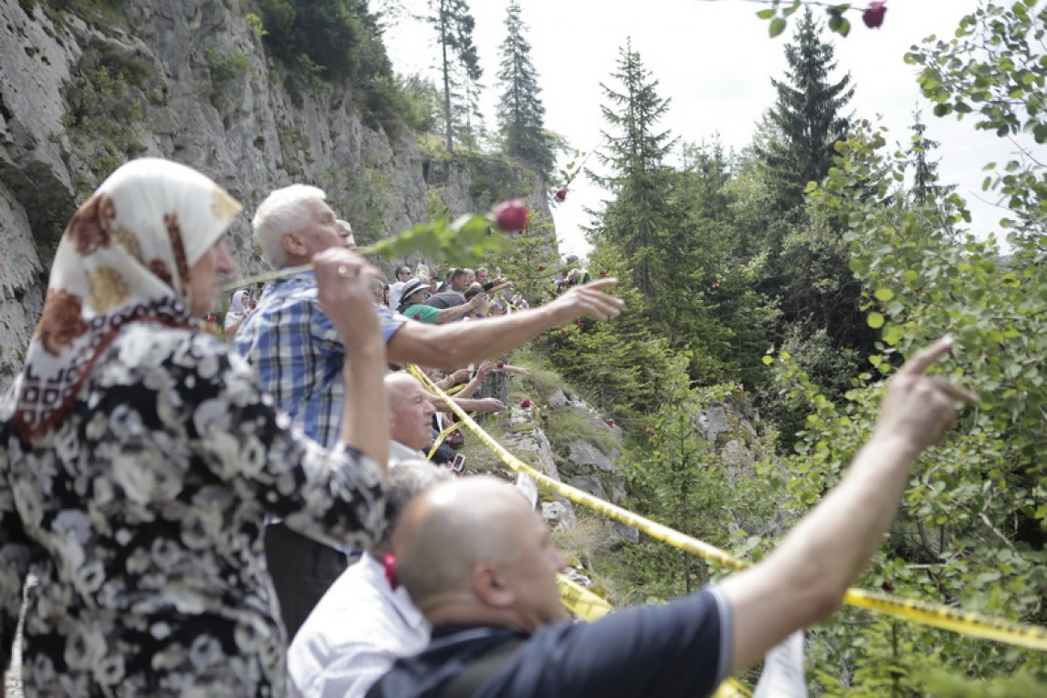 200 crvenih ruža za 200 mučki ubijenih logoraša