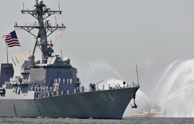 Guardia Revolucionaria Islámica de Irán Intercepta a un Destructor Estadounidense en una "Operación Rápida" en Ormuz
