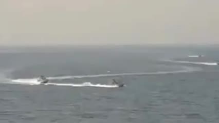 Bot Iran hampiri kapal pemusnah Amerika
