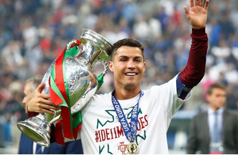 Cristiano Ronaldo Dinobatkan Sebagai Pemain Terbaik Eropa 2015/2016