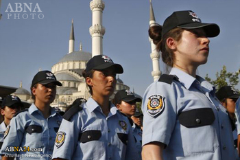 トルコ　初めて女性警官にヒジャーブの着用許可