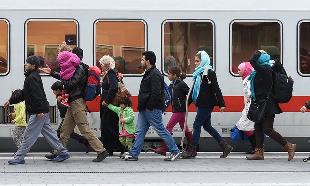 Germany expects up to 300,000 refugees in 2016